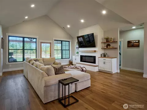 Living - 422 Park Rd, Winlock, WA 98596 photo 1 of 3