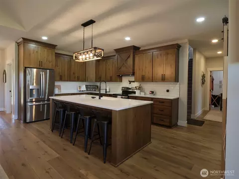 Kitchen - 422 Park Rd, Winlock, WA 98596 photo 2 of 6
