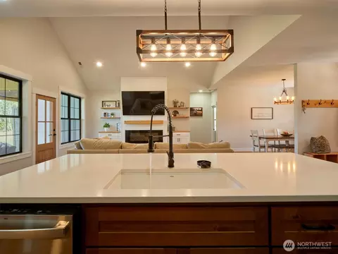 Kitchen - 422 Park Rd, Winlock, WA 98596 photo 5 of 6