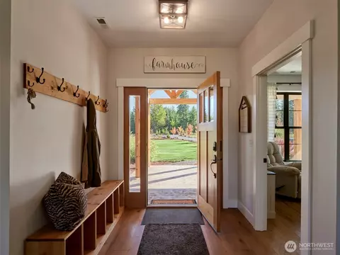 Entry Way - 422 Park Rd, Winlock, WA 98596 photo 1 of 2