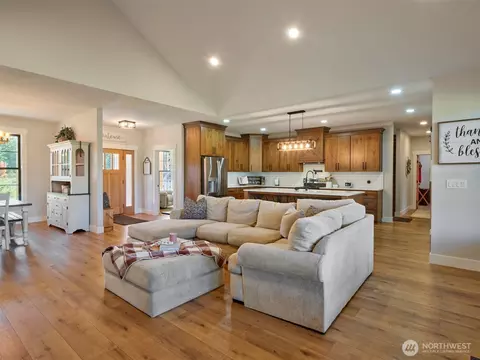 Living - 422 Park Rd, Winlock, WA 98596 photo 2 of 3