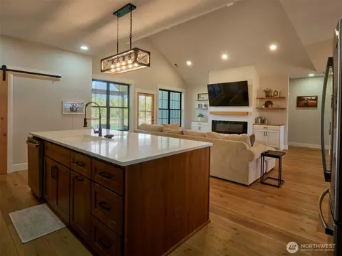 Kitchen - 422 Park Rd, Winlock, WA 98596 photo 3 of 6