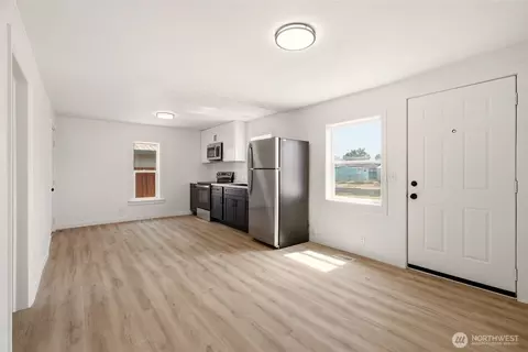 Living - 717 E Wabash Ave, Spokane, WA 99207 photo 1 of 1