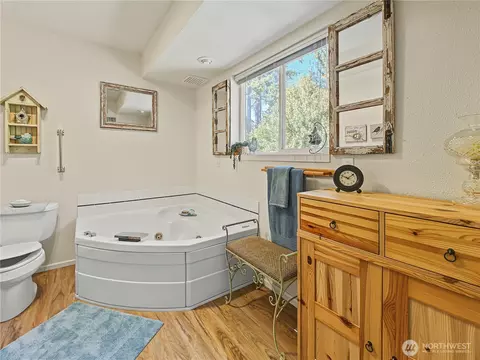 Bath - 29416 SE 371st St, Enumclaw, WA 98022 photo 1 of 4