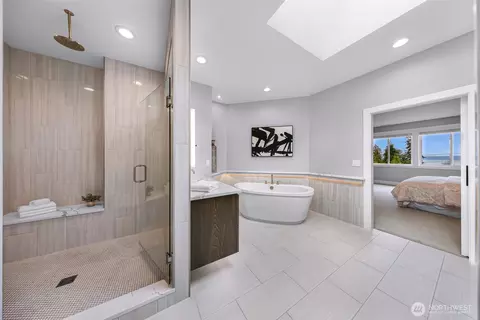 Bath - 4620 Seahurst Ave, Everett, WA 98203 photo 3 of 5