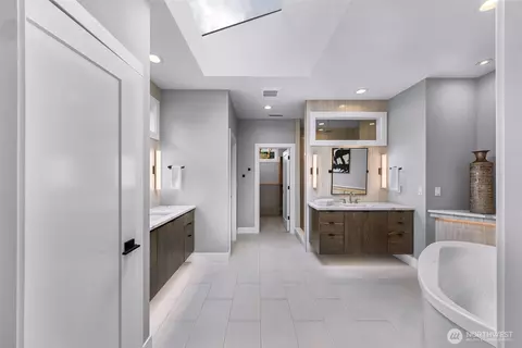 Bath - 4620 Seahurst Ave, Everett, WA 98203 photo 2 of 5