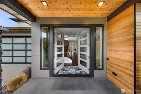 Entry Way - 4620 Seahurst Ave, Everett, WA 98203 photo 1 of 2
