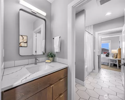 Bath - 4620 Seahurst Ave, Everett, WA 98203 photo 4 of 5