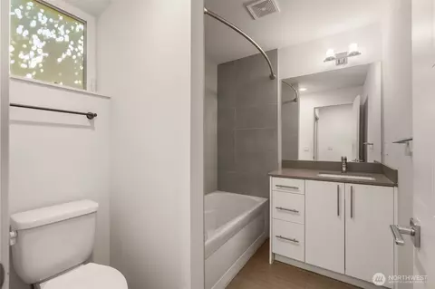 Bath - 104 A 19th E, Seattle, WA 98112 photo 4 of 4