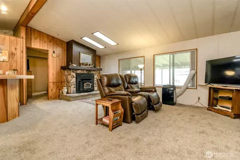 Living - 2309 Estero Ave, Enumclaw, WA 98022 photo 2 of 4