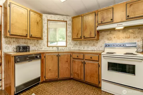 Kitchen - 2309 Estero Ave, Enumclaw, WA 98022 photo 2 of 3