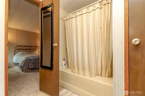 Bath - 2309 Estero Ave, Enumclaw, WA 98022 photo 2 of 3