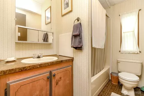 Bath - 2309 Estero Ave, Enumclaw, WA 98022 photo 3 of 3