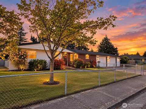 Exterior - 2716 5th St, Everett, WA 98201 photo 2 of 3