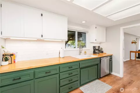 Kitchen - 310 S Scott Dr, Sequim, WA 98382 photo 3 of 4