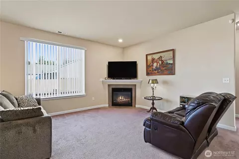 Living - 409 Balmer St SW, Orting, WA 98360 photo 2 of 2