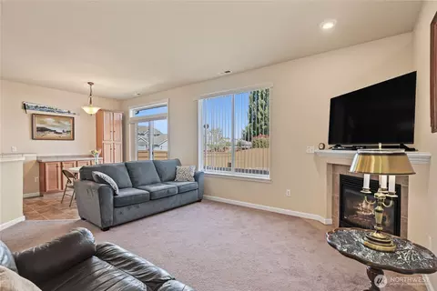 Living - 409 Balmer St SW, Orting, WA 98360 photo 1 of 2