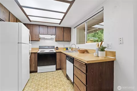Kitchen - 16916 29th Dr SE, Bothell, WA 98012 photo 1 of 2