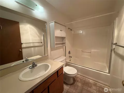 Bath - 172 Lovers Ln #B106, Eastsound, WA 98245 photo 2 of 2