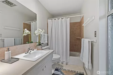 Bath - 8910 Whitechuck Dr, Everett, WA 98208 photo 1 of 3