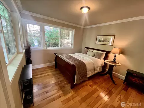 Bedroom - 17514 W Riverside Dr, Bothell, WA 98011 photo 2 of 5