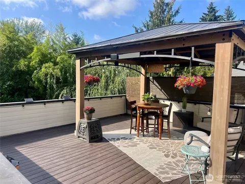 Exterior - 17514 W Riverside Dr, Bothell, WA 98011 photo 9 of 14