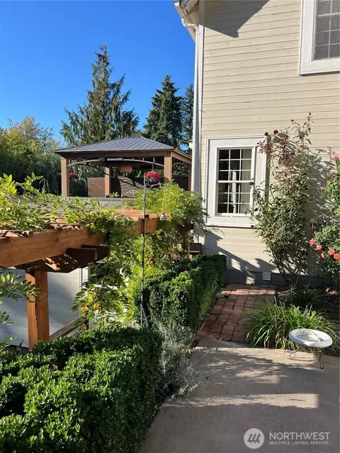 Exterior - 17514 W Riverside Dr, Bothell, WA 98011 photo 2 of 14