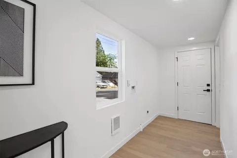 Entry Way - 7425 Mcdougall Ave, Everett, WA 98203 photo 2 of 2