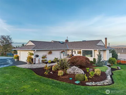 8203 Woodland Ave E, Puyallup, WA 98371