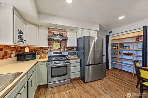 Kitchen - 378 Griffith Farm Rd, Sequim, WA 98382 photo 3 of 3