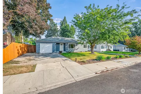 1126 8th St, Wenatchee, WA 98801