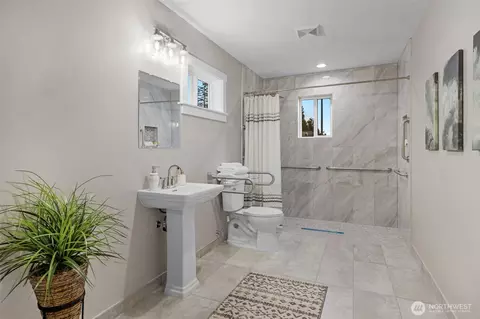 Bath - 124 167th Pl SW, Bothell, WA 98012 photo 1 of 5