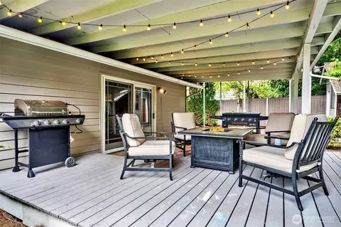 Exterior - 19501 1st Ave SE, Bothell, WA 98012 photo 2 of 4