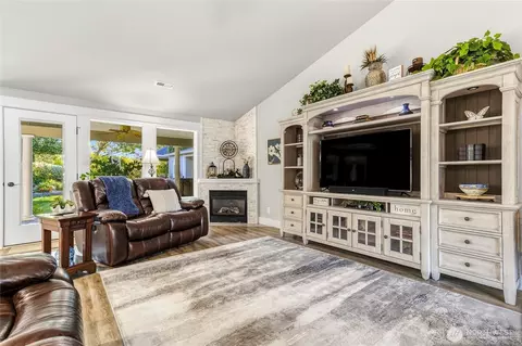 Living - 2336 Hawk Dr, Walla Walla, WA 99362 photo 3 of 4