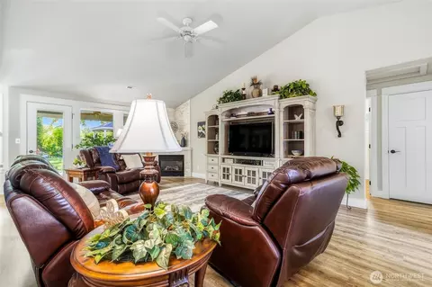 Living - 2336 Hawk Dr, Walla Walla, WA 99362 photo 2 of 4