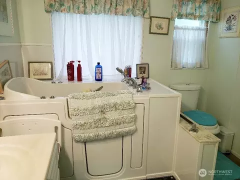 Bath - 1181 Spruce Dr, Enumclaw, WA 98022 photo 3 of 5