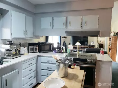 Kitchen - 1181 Spruce Dr, Enumclaw, WA 98022 photo 3 of 3