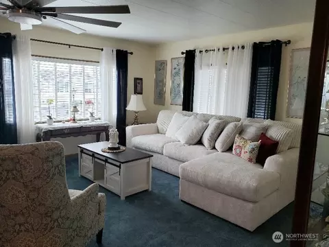 Living - 1181 Spruce Dr, Enumclaw, WA 98022 photo 2 of 6