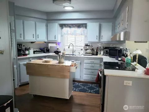 Kitchen - 1181 Spruce Dr, Enumclaw, WA 98022 photo 1 of 3