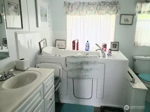 Bath - 1181 Spruce Dr, Enumclaw, WA 98022 photo 2 of 5