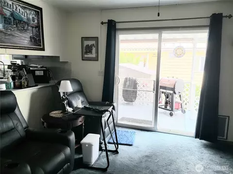 Living - 1181 Spruce Dr, Enumclaw, WA 98022 photo 6 of 6