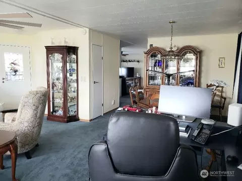 Living - 1181 Spruce Dr, Enumclaw, WA 98022 photo 3 of 6