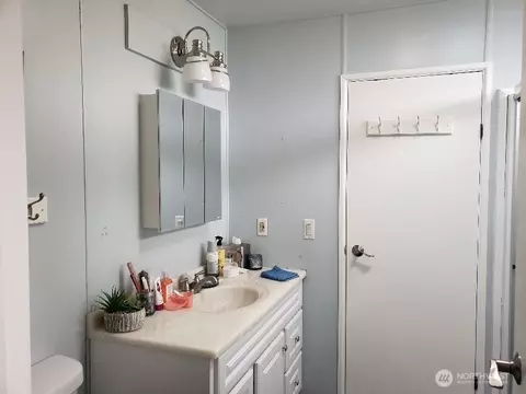 Bath - 1181 Spruce Dr, Enumclaw, WA 98022 photo 4 of 5
