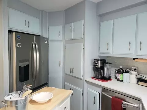 Kitchen - 1181 Spruce Dr, Enumclaw, WA 98022 photo 2 of 3