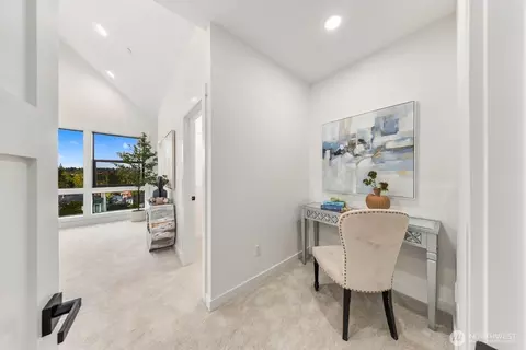Entry Way - 932 Duchess Rd #B-1, Bothell, WA 98012 photo 4 of 4