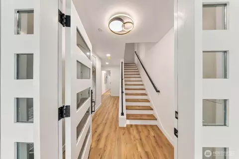 Entry Way - 932 Duchess Rd #B-1, Bothell, WA 98012 photo 2 of 4