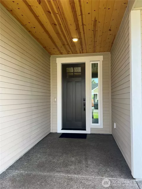 Entry Way - 662 Thompson Dr, Enumclaw, WA 98022 photo 1 of 3