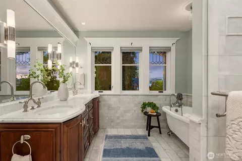 Bath - 3326 43rd Ave NE, Seattle, WA 98105 photo 2 of 6
