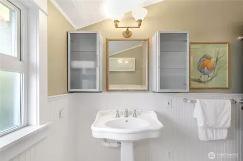 Bath - 2211 E Olive St, Seattle, WA 98122 photo 2 of 2