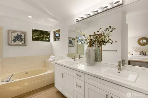 Bath - 12809 NE 201st Pl, Bothell, WA 98011 photo 1 of 4